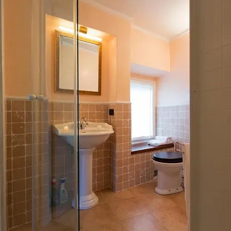 San Siro Sleeps 6 *