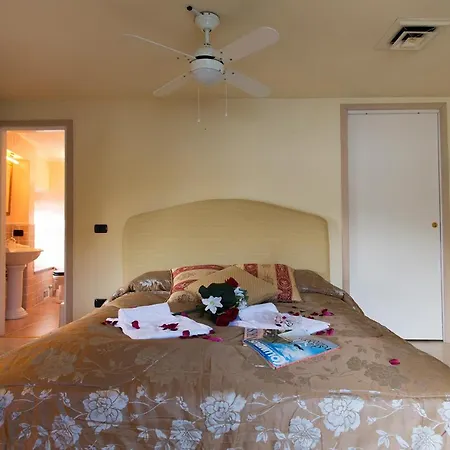 San Siro Sleeps 6 *